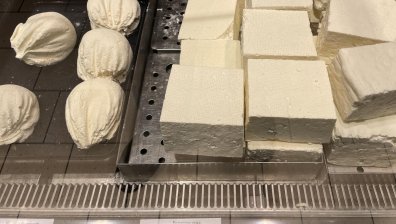 "Маслините и сиренето поскъпнаха": НАП и КЗП дебнат спекулата в магазините