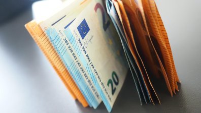 Парламентът прие ключови промени за въвеждането на еврото в България