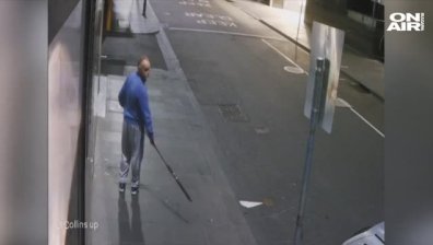 Крадец се мъчи 3 часа да отмъкне колие с въдица (+Видео)