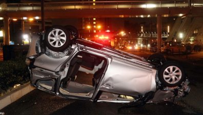 Двама младежи са с опасност за живота след тежка катастрофа