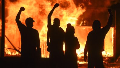 Двама полицаи са простреляни в Оукланд, единият е загинал
