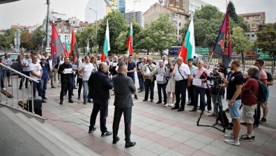 ВМРО на протест пред "Лукойл": Мафия! Цените на горивата са завишени с 1 лев