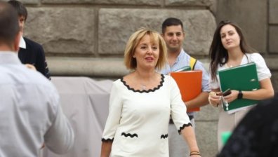 Манолова: Изборите са референдум "за" и "против" войната