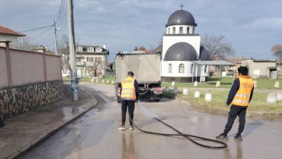 Ударно мият и почистват пространствата около храмове в София преди Великден