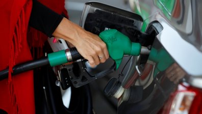 Заради притеснения около търсенето - петролът поевтинява