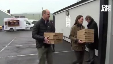 Уилям и Кейт доставиха пици на отбор по ръгби в Уелс