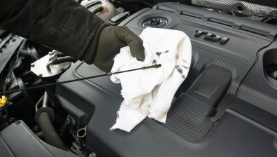Майстори мамят брутално при смяната на маслото на колата