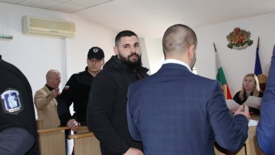 Дебора и Георги отново очи в очи, съдът прекрати делото и го върна в Стара Загора