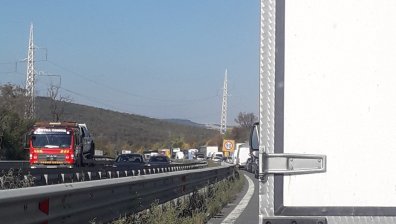 Катастрофа и ремонт: АМ "Тракия" е блокирана, а шофьорите - изнервени