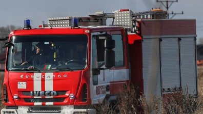 Пожар бушува край Ямбол, силният вятър усложнява гасенето