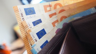 Ако заплатата ни е 2000 лв. - колко ще бъде тя в евро?