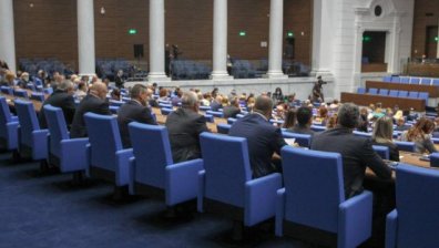 Бурен дебат и липса на кворум осуетиха създаването на временна комисия