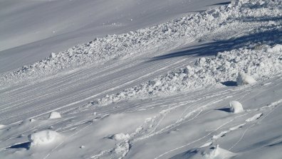 Двама души загинаха при падане на лавини в Алпите