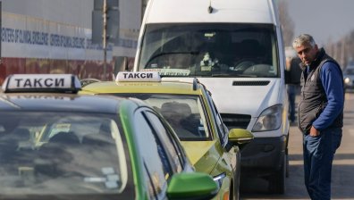 Таксиметровите шофьори печелят от стачката на градския транспорт, подкрепят протеста