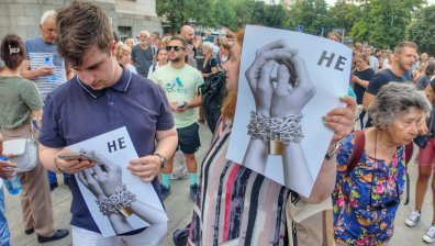 Виковете "оставка" не решават проблема с правораздаването и политическата вендета