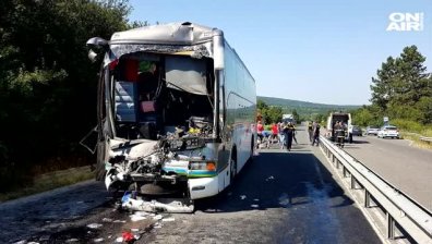 Тежка катастрофа с два автобуса на пътя Бургас-Созопол