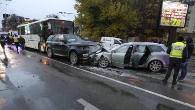 Гонка с полицията завърши с тежка катастрофа на "Опълченска" (+СНИМКИ)