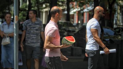 Напръскана диня уби баба и внуче