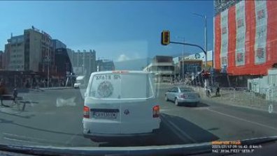 Поредна наглост на пътя: Шофьор профуча на червен светофар (+ВИДЕО)