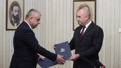 АПС върна празна папка на Радев (СНИМКИ)