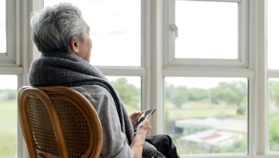 Възрастна жена даде 20 хил. лв. и злато на 19-годишен телефонен измамник