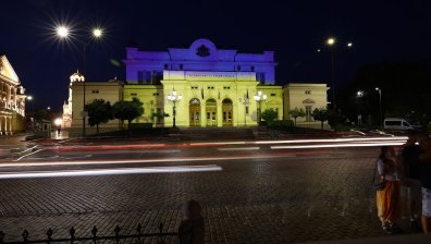 Сграда на българския парламент бе осветена в цветовете на украинския флаг