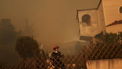 Големият пожар в Гърция се развива драматично (+СНИМКИ)