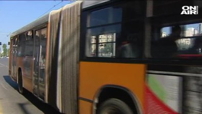 Мъж бе заклещен от вратите на автобус в София, в "Пирогов" е