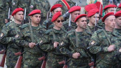 Състоянието на армията: Техника може да се закупи, но има ли достатъчно военни?