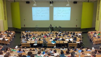 Режат стипендиите на отлични студенти заради високи доходи