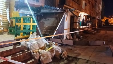 Козирка на жилищен вход рухна върху двама души