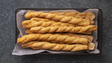 Рецепта за хрупкави соленки с кашкавал и кисели краставички