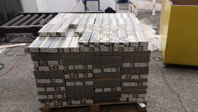 Задържаха 28 560 кутии контрабандни цигари укрити в режещи машини
