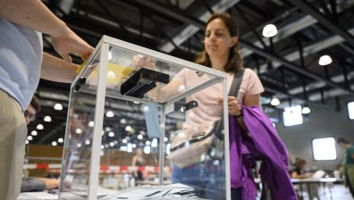 Отчетоха рекордна избирателна активност на парламентарните изборите във Франция