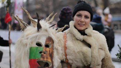 С тежки костюми, но с усмивка на лица: Втори ден кукери гонят злото в Перник