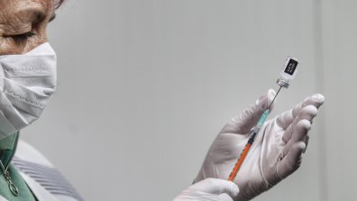 Напливът към денонощния кабинет за ваксинация на "Св. Иван Рилски" не спира