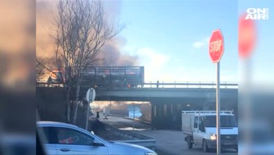 Турски ТИР скъса мантинелите на "Хемус" и се запали