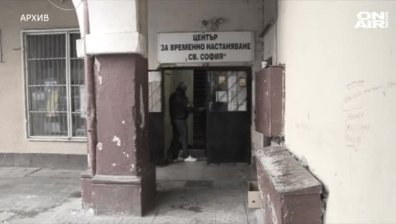 Над два часа бездомник чака линейка на студа, помагат му случайни минувачи