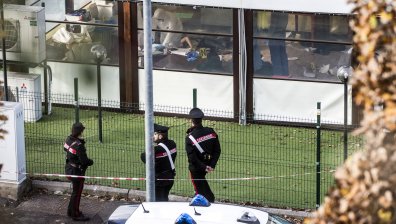 Tройно убийство в Рим: Мъж стреля по съседи по време на събрание в блок