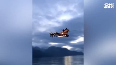 Дядо Коледа прелетя с шейната си над базар в Швейцария