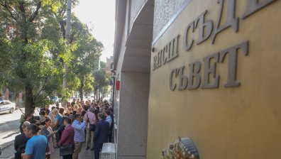 Съдии излязоха на протест пред ВСС