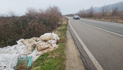 Край Карлово: Гниещи трупове на животни и тонове боклук