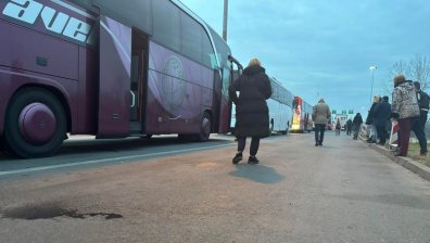 Деца и бременни жени: Българи са блокирани с часове на сръбско - унгарската граница