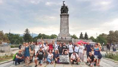 Граждани настояха Паметникът на Съветската армия да бъде премахнат