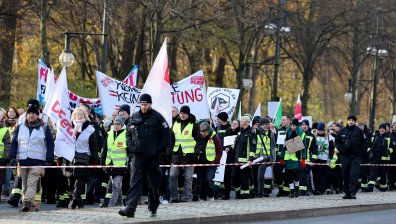 Хиляди германци излязоха на протест, затвориха училища, детски градини и офиси