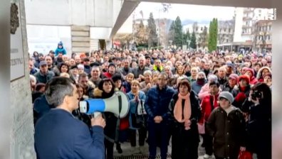 Стотици протестираха в Ботевград, кметът запази поста си