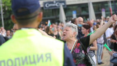 Трети ден на протест, демонстранти в спор с органите на реда