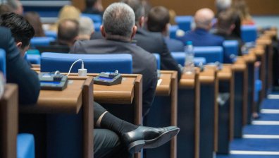 Парламентът обсъжда втори вот на недоверие към кабинета "Желязков"