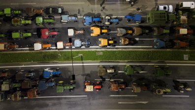 Въоръжена полиция спря фермерите по пътя към "Промахон", има обгазени