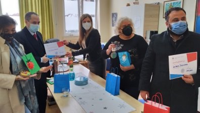 Посолството ни в Скопие зарадва с подаръци българчета и македончета